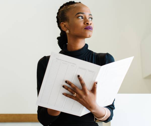 a black businesswoman holdinga file folder