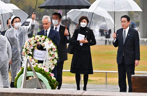 Japan PM, US Envoy Pray in Hiroshima amid Russia Nuke Fears