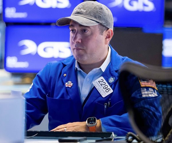 Nasdaq Notches Record, Traders Look to Fed Meeting