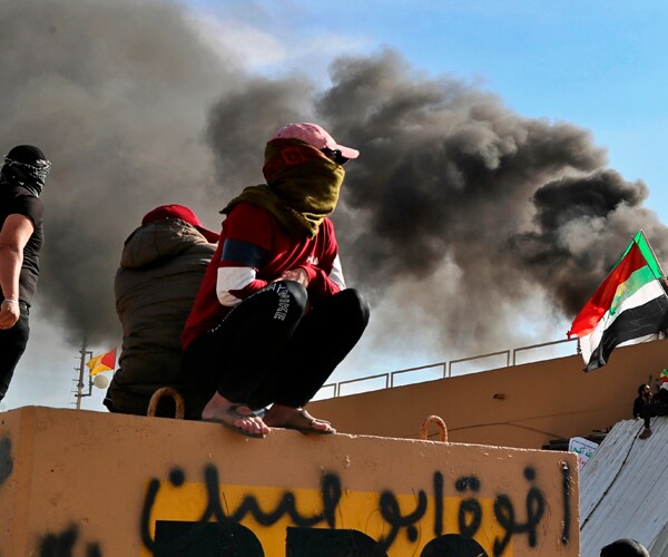 pro-iranian militiamen in front of the U.S. Embassy compound in Baghdad