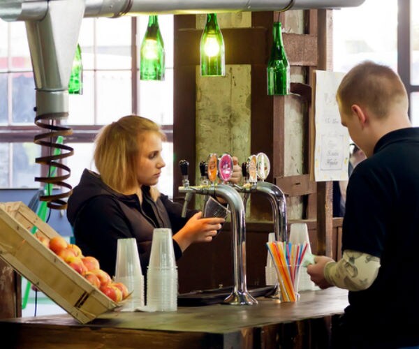 IMF Foresees Global Economy Accelerating to 3.5 Percent in 2017