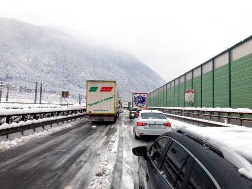 Drivers on Italian Alpine Highway Stuck for Hours after Snow