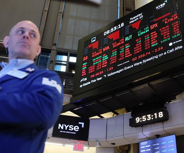 Stocks Sink 1.5% as Crude Oil Hits $100 a Barrel