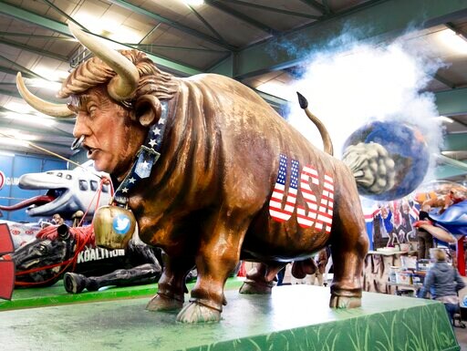 Trump, Merkel, Queen All Targets for German Carnival Floats