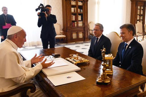 Pope Brings Colombia President, Main Critic to Talk Peace