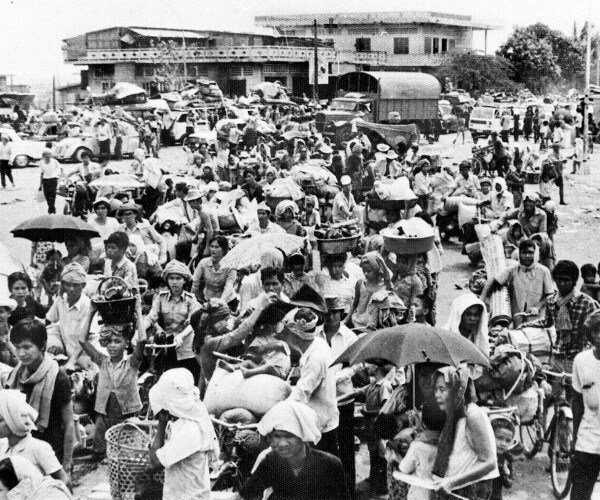 cambodian people leaving phnom penh
