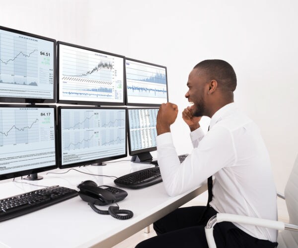 Dollar Falls, Stocks Hit Record as Fed Seen Dovish on Inflation