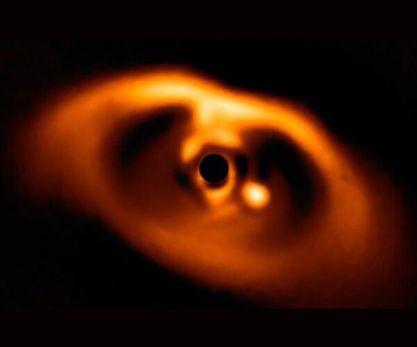 Image Captures Birth of a Planet Near Dwarf Star