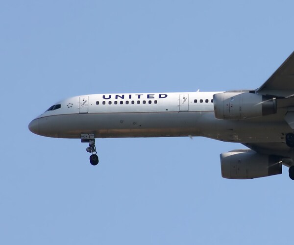 United Pilot Delivers Ring to Passenger Who Lost It on Flight