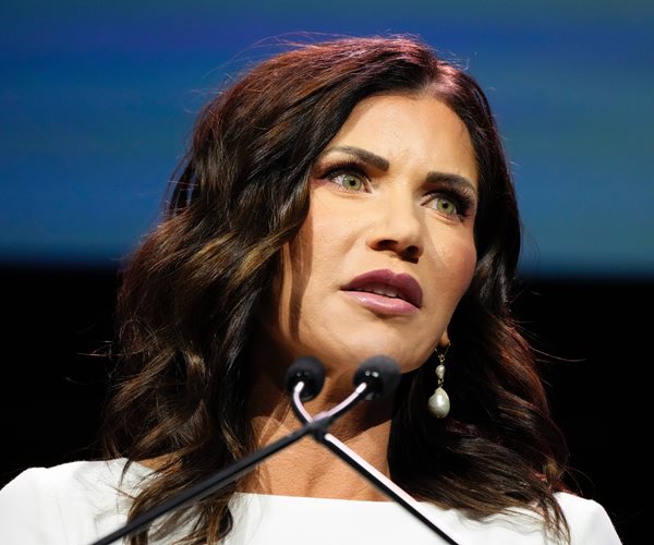  Official: Felt Intimidated at Meeting With Noem, Daughter