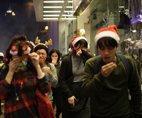 Hong Kong Marchers Target Malls in Third Day of Christmas Protests