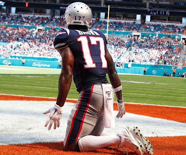 antonio brown kneels in the end zone