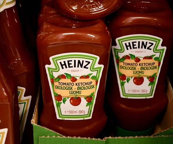 Buffett-Backed Kraft Heinz Risks Junk Rating Due to Debt