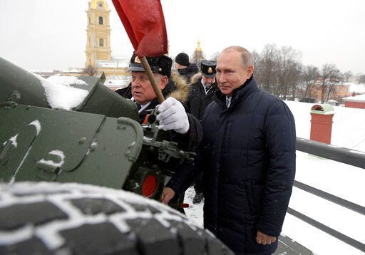 Putin Gets to Fire Cannon at Russian Christmas