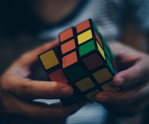 Teen Solves Six Rubik's Cubes Under Water in One Breath