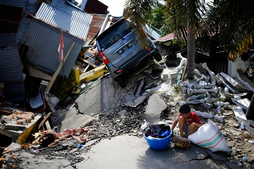 Indonesia Disaster Survivors Search Debris for Food, Drinks