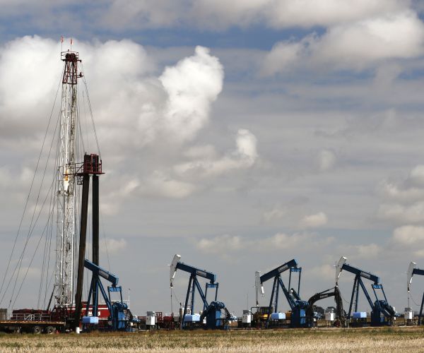 Oil Drops as U.S. Stockpiles Report Stokes Fears of Supply Glut