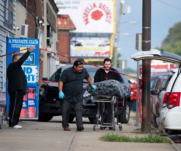 Police Look for 2 Men in Kansas Bar Shooting That Killed 4