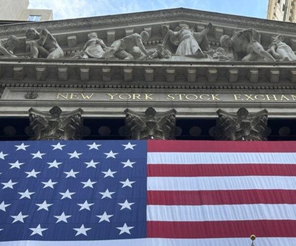 Wall Street Hovers at Records on Shortened Trading Day