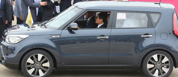 Pope's Small Car Fascinates South Koreans