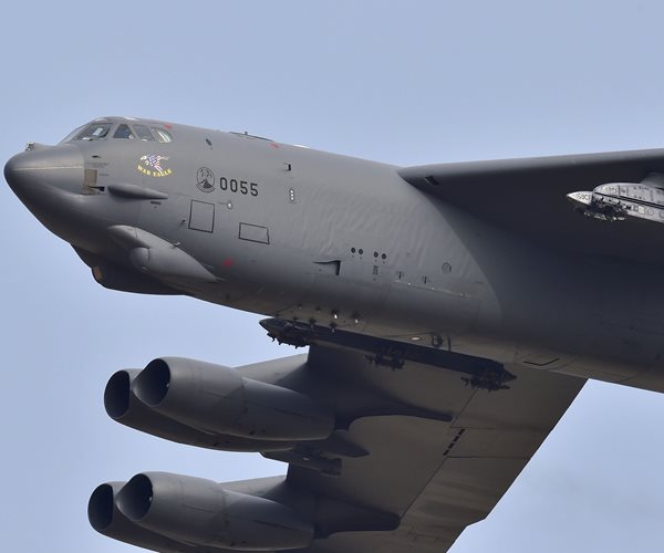 US Sends B-52 Bombers to Qatar for ISIS Fight