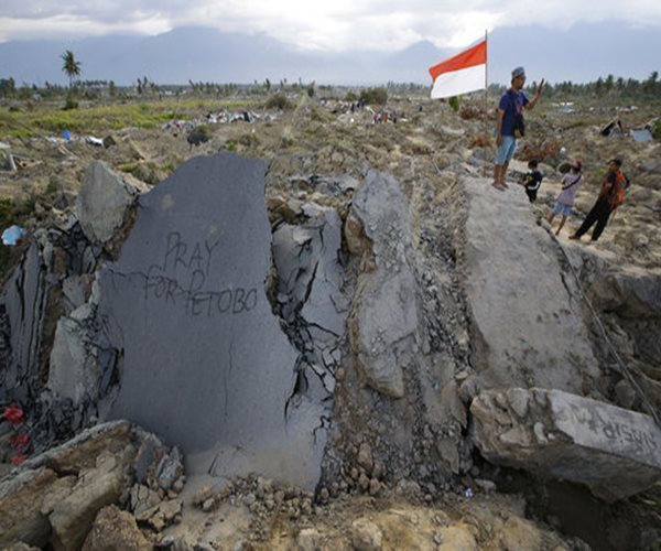 The Latest: Indonesia Disaster Death Toll Climbs to 1,763