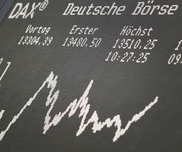 Global Stocks Weaken on Economic Slowdown Fears