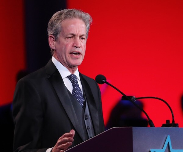 sen. norm colemen introduces someone from a podium