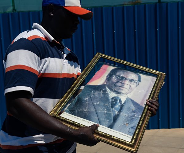 Mugabe's Body Expected in Zimbabwe, Gravesite Still a Mystery