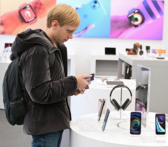 Russia Says US Hacked Thousands of Apple Phones