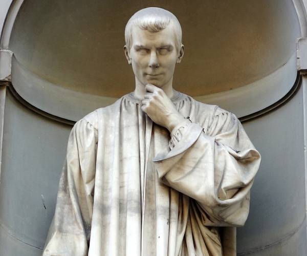 statue of niccolo machiavelli
