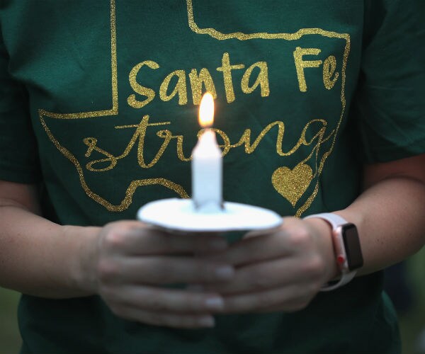 Police Officer Who Shot Illinios School Shooter Gets Ovation at Graduation