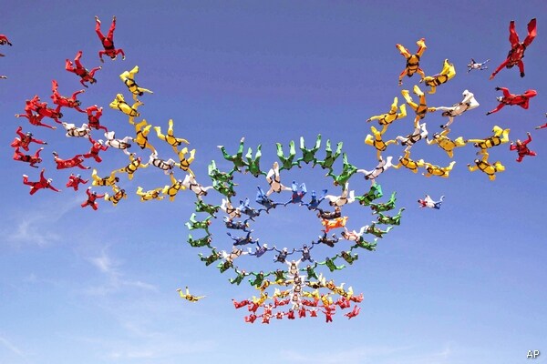 Skydiving Accident Kills Woman as 222 Jumpers Try for Record