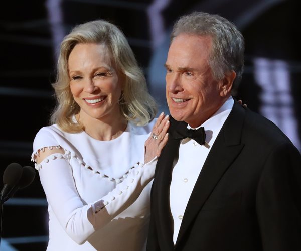 PricewaterhouseCoopers 'Sincerely Apologizes' for Oscar Mix-Up, Plans to Investigate