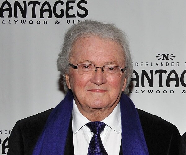 leslie bricusse stands on red carpet