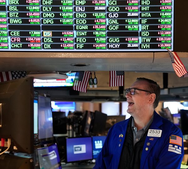 Futures Climb as Investors Eye Inflation, Earnings