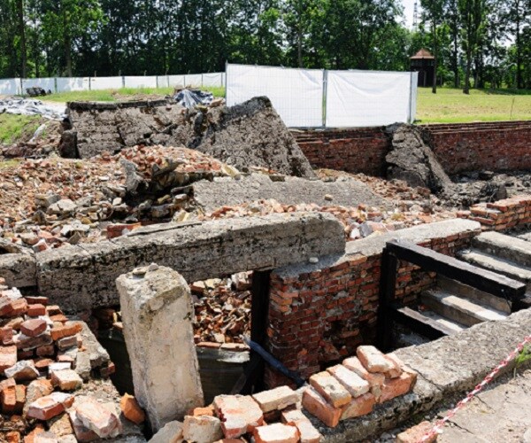 Auschwitz Bricks From Crematorium Seen Being Stuffed in Tourists' Bags