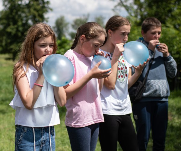ukrainian students inflating balloons
