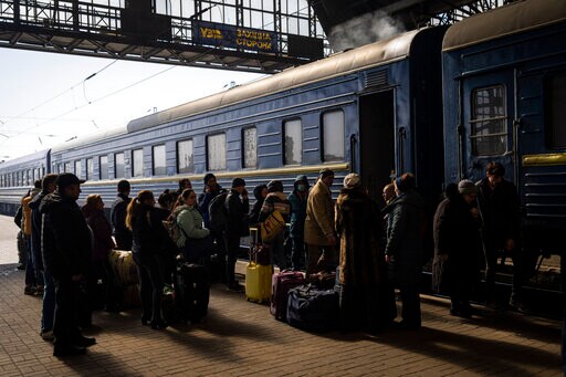 'No City Anymore': Mariupol Survivors Take Train to Safety