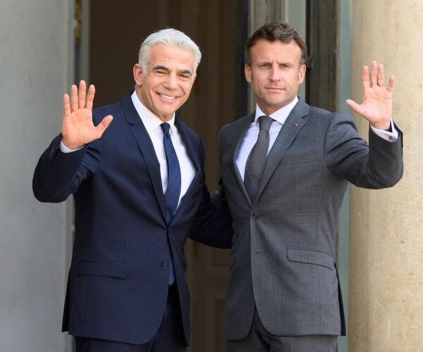 emmanuel macron welcomes yaïr lapid at elysee palace