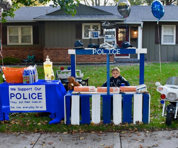 6-Year-Old Hands Out Doughnuts, Lemonade to Cops