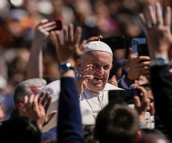 Pope Appeals to Russians on Ukraine, Decries Middle East Violence, in Easter Message