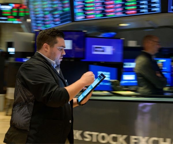 Wall St Ends Higher, Cisco Systems Jumps After Forecast