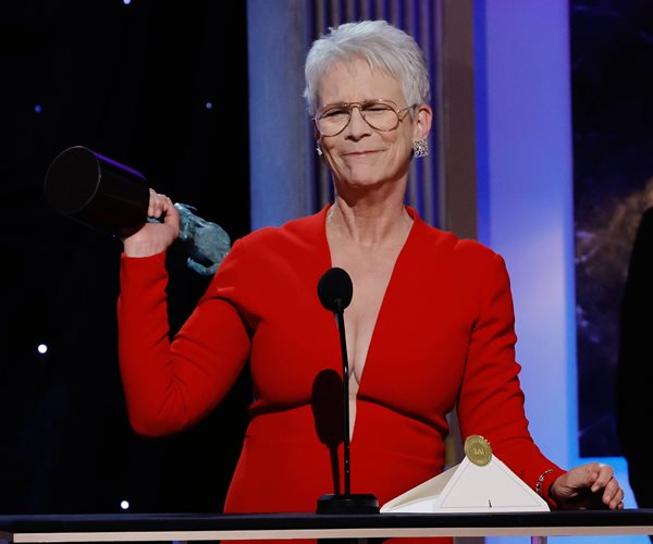 Jamie Lee Curtis Upsets Angela Bassett at SAG Awards