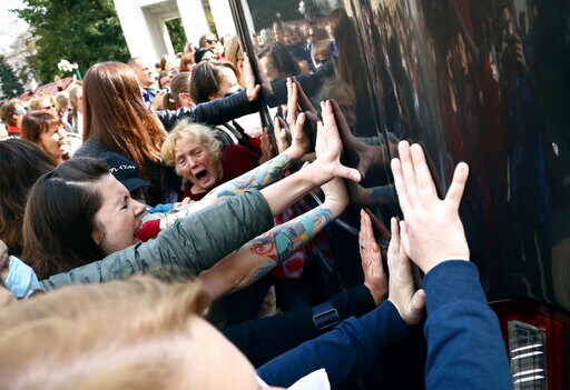 10,000 Women March to Demand That Belarus President Resign