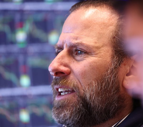 Wall Street Ends Higher as Investors Digest Earnings