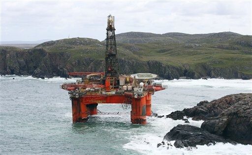 UK Coast Guards Warn Sightseers Away from Oil Rig on Beach