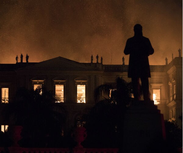 Firefighters Battle Blaze at Esteemed Rio de Janeiro Museum
