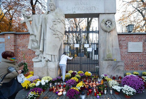 In Solidarity, Poles Buy Flowers to Help Struggling Vendors