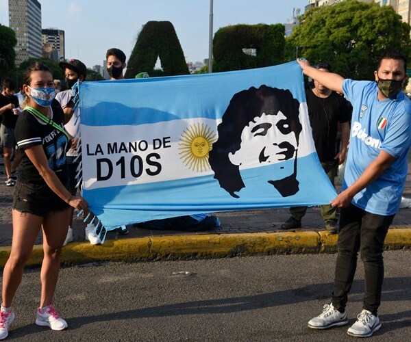 Investigators Search Doctor's Office, Probing Maradona Death